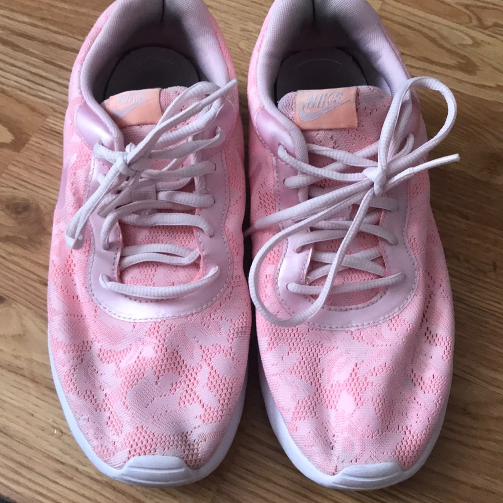 Nike Pink Floral Lace Women’s Athletic Shoes 9